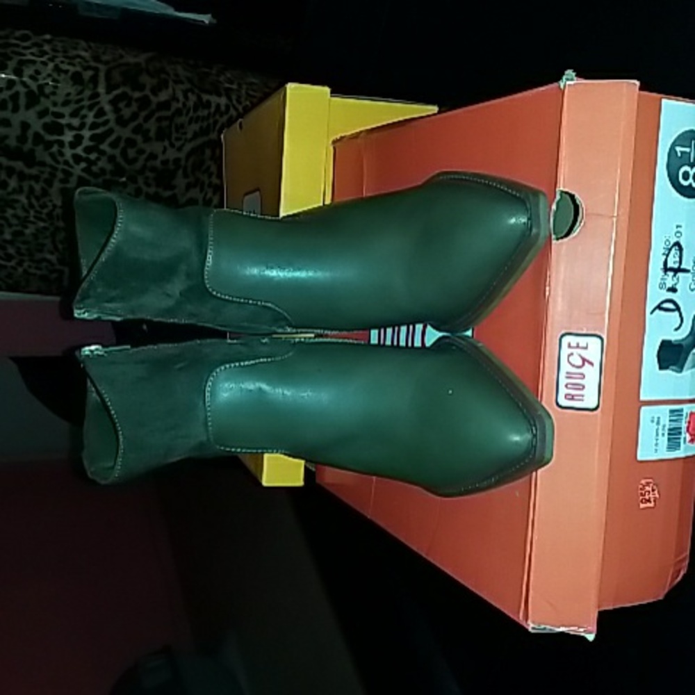 Excellent Condition Green Short Cowboy Boots